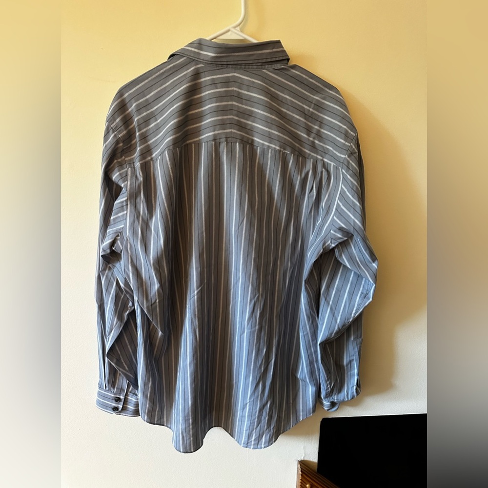 Van Heusen button down - Picture 2 of 4